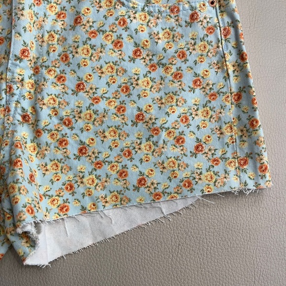 NWT - Zara Women’s Floral Print Raw Hem High Waist Denim Short - Size 10 - Picture 4 of 9
